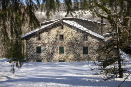Téléchargez les photos : Parco Naturale del Frignano, Pievepelago (MO), Appenino tosco-emiliano: una tipica casa immersa nel paesaggio invernale - en image libre de droit