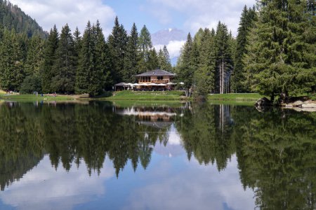 Téléchargez les photos : Il lago dei Caprioli un lago alpino del Trentino nord-ouest. Si trova in localit Fazzon, nel comune di Pellizzano a 1280 metri di quota - en image libre de droit