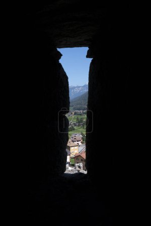 Téléchargez les photos : Val di Sole, Trentino: il paese di Ossana visto dai bastioni del Catello di San Michele - en image libre de droit