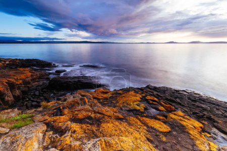 Téléchargez les photos : Vue vers le soleil levant du matin sur les dangers de la péninsule de Freycinet depuis Swansea, Tasmanie Australie - en image libre de droit