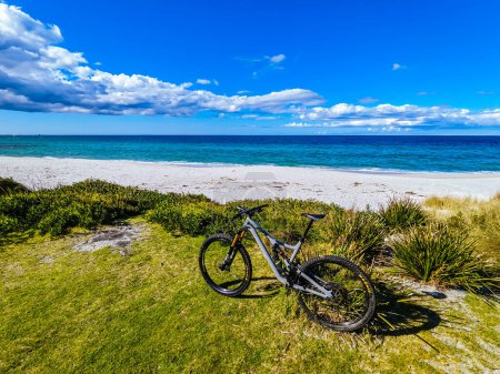 Foto de BINALONG BAY, AUSTRALIA - 19 de septiembre de 2022: Bay of Fires Trail como parte de la red de senderos para bicicletas de montaña Blue Derby durante la primavera cerca de Binalong Bay, Tasmania, Australia - Imagen libre de derechos
