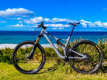 Foto de BINALONG BAY, AUSTRALIA - 19 de septiembre de 2022: Bay of Fires Trail como parte de la red de senderos para bicicletas de montaña Blue Derby durante la primavera cerca de Binalong Bay, Tasmania, Australia - Imagen libre de derechos