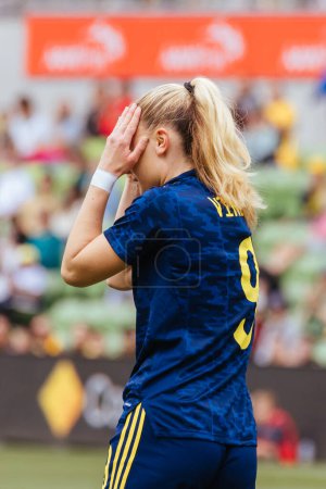 Foto de MELBOURNE, AUSTRALIA - 12 DE NOVIEMBRE: Matilda Vinberg de Suecia reacciona ante una falta mientras juega contra Australia en un partido amistoso en el AAMI Park el 12 de noviembre de 2022 en Melbourne, Australia - Imagen libre de derechos