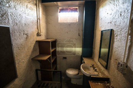 Téléchargez les photos : BEECHWORTH, AUTRICHE - 30 DÉCEMBRE 2021 : Gaol historique de Beechworth et sa cour par une chaude journée d'été à Victoria, Australie - en image libre de droit