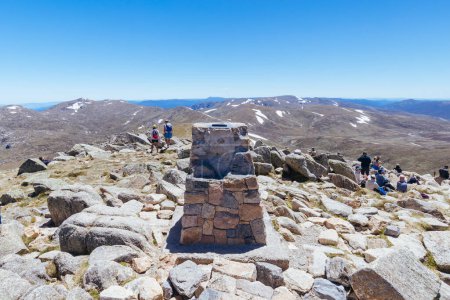 Foto de A spectacular view around the Cairn at the summit of Mt Kosciuszko on a clear summers day, in the Snowy Mountains, New South Wales, Australia - Imagen libre de derechos