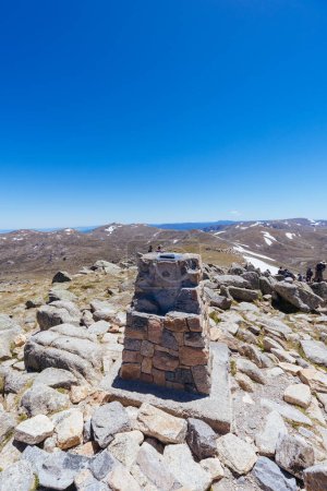 Foto de A spectacular view around the Cairn at the summit of Mt Kosciuszko on a clear summers day, in the Snowy Mountains, New South Wales, Australia - Imagen libre de derechos