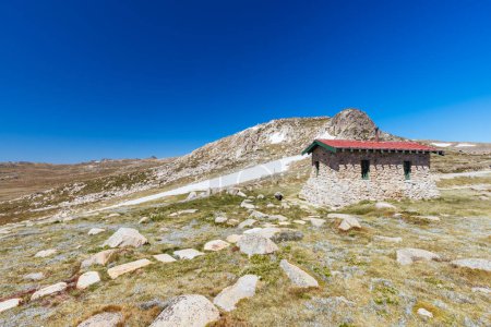 Foto de The historic Seamans Hut in Kosciuszko National Park between Mt Kosciuszko and Charlotte Pass on a clear summers day, in the Snowy Mountains, New South Wales, Australia - Imagen libre de derechos