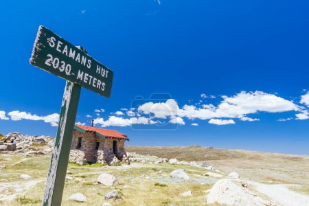 Foto de The historic Seamans Hut in Kosciuszko National Park between Mt Kosciuszko and Charlotte Pass on a clear summers day, in the Snowy Mountains, New South Wales, Australia - Imagen libre de derechos