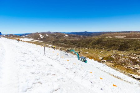 Foto de A spectacular view across snow drift during summer at Rawson Pass on Mt Kosciuszko in Kosciuszko National Park in New South Wales, Australia - Imagen libre de derechos