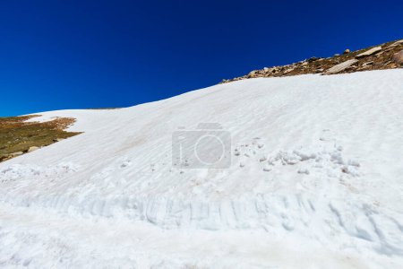 Foto de A spectacular view across snow drift during summer at Rawson Pass on Mt Kosciuszko in Kosciuszko National Park in New South Wales, Australia - Imagen libre de derechos