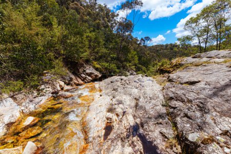 Téléchargez les photos : La partie supérieure isolée des chutes Rollasons en été sur les pentes du mont Buffalo à Victoria, en Australie - en image libre de droit