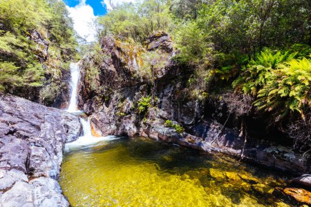 Téléchargez les photos : The secluded lower section of Rollasons Falls during summer on the slopes of Mt Buffalo in Victoria, Australia - en image libre de droit