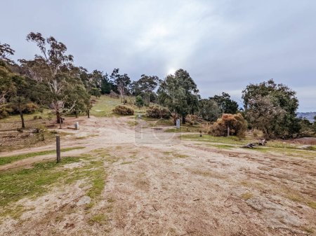 Téléchargez les photos : Une journée chaude au parc de vélo de montagne La Larr Ba Gauwa Park à Harcourt, Victoria, Australie - en image libre de droit
