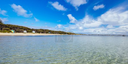 Téléchargez les photos : Vue de la baie de Port Phillip à Tyrone Foreshore Reserve par une chaude journée ensoleillée d'automne dans la péninsule de Mornington à Melbourne, Victoria, Australie - en image libre de droit