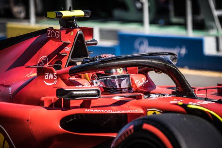 Téléchargez les photos : MELBOURNE, AUSTRALIE - 2 AVRIL : Carlos Sainz d'Espagne conduit la Ferrari SF-23 le jour de la course lors du Grand Prix d'Australie 2023 à Albert Park le 2 avril 2023 à Melbourne, Australie. - en image libre de droit