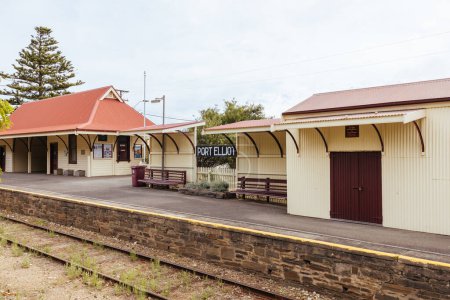 Foto de PORT ELLIOT, AUSTRALIA - 14 de abril de 2023: La icónica estación de tren para el Tren de Cockle del histórico Port Elliot en un tormentoso día de otoño en la península de Fleurieu, Australia Meridional, Australia - Imagen libre de derechos