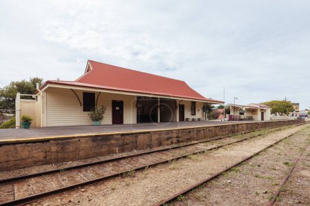 Foto de PORT ELLIOT, AUSTRALIA - 14 de abril de 2023: La icónica estación de tren para el Tren de Cockle del histórico Port Elliot en un tormentoso día de otoño en la península de Fleurieu, Australia Meridional, Australia - Imagen libre de derechos