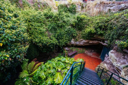 Téléchargez les photos : Le système emblématique et populaire Engelbrecht Cave qui est un gouffre sous le Mt Gambier CBD en Australie du Sud, Australie - en image libre de droit