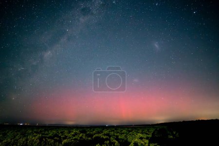 Foto de El aumento de la actividad solar hace que la rara Aurora Australis sea visible en áreas del sur de Australia. Esta imagen tomada de Blind Bight en Melbourne, Australia - Imagen libre de derechos