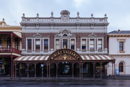 Foto de BALLARAT, AUSTRALIA - 8 de abril de 2023: La icónica arquitectura del país Ciudad victoriana de Ballarat en una tormentosa mañana de otoño - Imagen libre de derechos