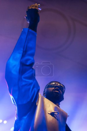 Téléchargez les photos : MELBOURNE, AUSTRALIE - 5 MAI : L'artiste rap australien Kwame soutient Holy Holy lors de leur tournée nationale foirée au Northcote Theatre le 5 mai 2023 à Melbourne, Australie - en image libre de droit