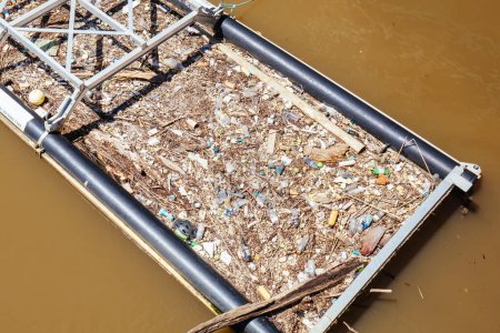 Foto de Recogida de basura en el río Yarra cerca del puente Webb en el área de Docklands de Melbourne, Victoria, Australia - Imagen libre de derechos