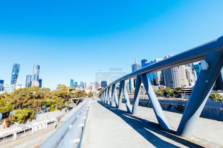 Téléchargez les photos : MELBOURNE, AUTRICHE - 31 OCTOBRE 2021 : Vues autour de Birrarung Marr et William Barak Bridge par une chaude matinée de printemps ensoleillée à Victoria, Australie - en image libre de droit