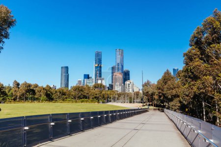 Téléchargez les photos : MELBOURNE, AUTRICHE - 31 OCTOBRE 2021 : Vues autour de Birrarung Marr et William Barak Bridge par une chaude matinée de printemps ensoleillée à Victoria, Australie - en image libre de droit