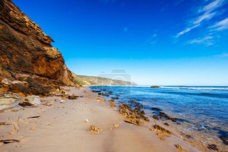 Foto de Fingal Beach como parte de la Península de Mornington Paseo costero en un cálido día de invierno cerca de Gunnamatta Beach en Victoria, Australia - Imagen libre de derechos