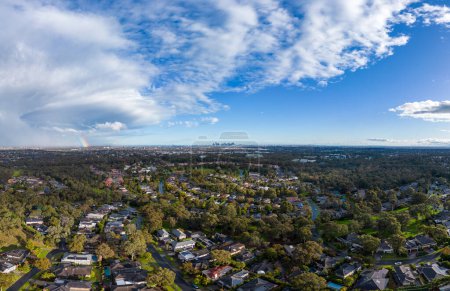 Téléchargez les photos : Une journée hivernale orage et arc-en-ciel vue aérienne sur le domaine de Springthorpe près de Bundoora à Macleod, Melbourne, Australie - en image libre de droit