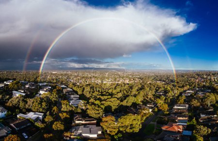 Foto de Una tormenta invernal y una vista aérea del arco iris sobre la finca de Springthorpe cerca de Bundoora en Macleod, Melbourne, Australia - Imagen libre de derechos
