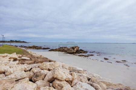 Téléchargez les photos : ROBE AUSTRALIE - 11 avril 2023 : L'architecture emblématique de Robe historique près de Mundy Terrace lors d'une journée d'automne orageuse sur la côte calcaire, Australie du Sud, Australie - en image libre de droit