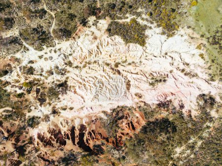 Reserva Geológica Pink Cliffs en un día soleado cerca de Heathcote en Victoria, Australia