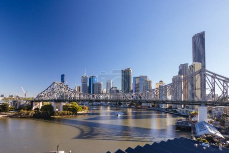 Téléchargez les photos : BRISBANE, AUSTRALIE - 29 JUILLET 2023 : Skyline et Story Bridge de Brisbane depuis la banlieue de New Farm et Wilson Outlook Reserve tôt le matin dans le Queensland, Australie. - en image libre de droit