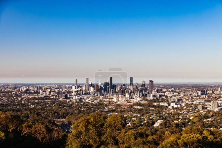 BRISBANE, AUTRICHE - 30 JUILLET 2023 : Ligne d'horizon de Brisbane depuis le belvédère et la plate-forme d'observation du mont Coot-Tha au crépuscule à Brisbane, Queensland, Australie.