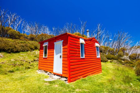 Téléchargez les photos : La cabane historique de la Saint-Valentin dans le parc national Kosciuszko près du col Schlink par une journée d'été claire, dans les montagnes enneigées, Nouvelle-Galles du Sud, Australie - en image libre de droit