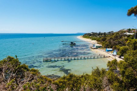Téléchargez les photos : Vue vers Shelley Beach sur la Sorrente - Portsea Artists Trail par une chaude journée d'été dans la péninsule de Mornington, Victoria, Australie - en image libre de droit