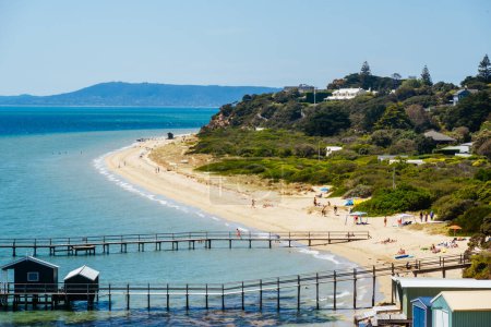 Téléchargez les photos : Vue vers Shelley Beach sur la Sorrente - Portsea Artists Trail par une chaude journée d'été dans la péninsule de Mornington, Victoria, Australie - en image libre de droit