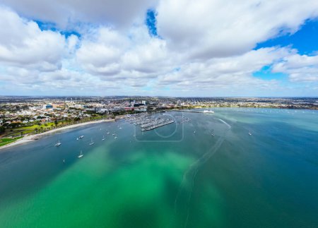 Vistas aéreas desde Port Phillip Bay hacia Geelong CBD y la ciudad en una cálida mañana de verano en Geelong, Victoria, Australia