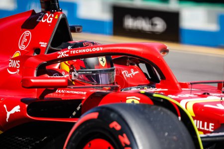 Téléchargez les photos : MELBOURNE, AUTRICHE - 24 MARS : Carlos Sainz d'Espagne conduit la Ferrari SF-24 lors du Grand Prix d'Australie 2024 à Albert Park à Melbourne, Australie - en image libre de droit