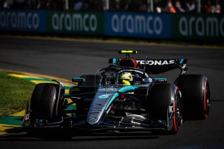 Téléchargez les photos : MELBOURNE, AUTRICHE - 22 MARS : Lewis Hamilton, de Grande-Bretagne, conduit la Mercedes AMG Petronas F1 Team W15 lors de la deuxième séance d'essais du Grand Prix d'Australie 2024 à Albert Park à Melbourne - en image libre de droit