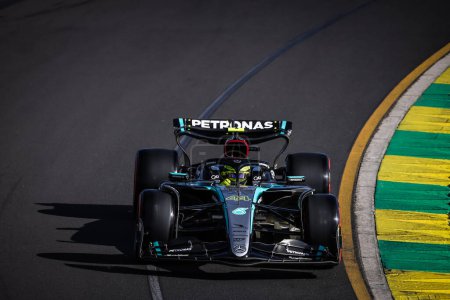Téléchargez les photos : MELBOURNE, AUSTRALIE - 23 MARS : Lewis Hamilton, de Grande-Bretagne, conduit la Mercedes AMG Petronas F1 Team W15 lors des qualifications pour le Grand Prix d'Australie 2024 à Albert Park à Melbourne, Australie - en image libre de droit