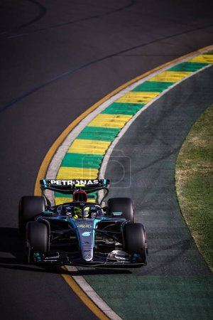 Téléchargez les photos : MELBOURNE, AUSTRALIE - 23 MARS : Lewis Hamilton, de Grande-Bretagne, conduit la Mercedes AMG Petronas F1 Team W15 lors des qualifications pour le Grand Prix d'Australie 2024 à Albert Park à Melbourne, Australie - en image libre de droit