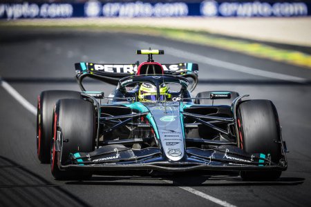 Téléchargez les photos : MELBOURNE, AUTRICHE - 22 MARS : Lewis Hamilton, de Grande-Bretagne, conduit la Mercedes AMG Petronas F1 Team W15 lors des premiers essais du Grand Prix d'Australie 2024 à Albert Park à Melbourne - en image libre de droit