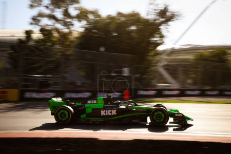 Téléchargez les photos : MELBOURNE, AUSTRALIE - 22 MARS : Voitures de Formule 1 lors des premiers essais au Grand Prix d'Australie 2024 à Albert Park à Melbourne, Australie - en image libre de droit