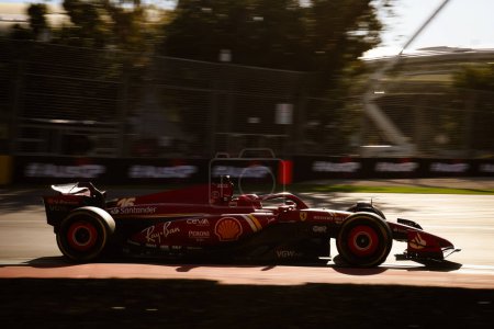 Téléchargez les photos : MELBOURNE, AUTRICHE - 22 MARS : Charles Leclerc de Monaco conduit la Ferrari SF-24 lors de la deuxième séance d'essais du Grand Prix d'Australie 2024 à Albert Park à Melbourne, Australie - en image libre de droit