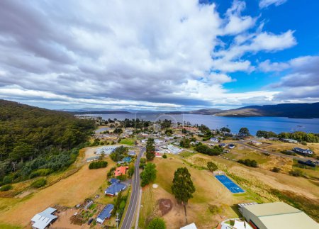 Téléchargez les photos : DOVER AUSTRALIA - 25 FÉVRIER 2024 : Vues de la pittoresque ville de Douvres sur la péninsule sud dans la vallée de Huon, Tasmanie, Australie - en image libre de droit