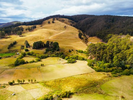 Téléchargez les photos : DOVER AUSTRALIA - 25 FÉVRIER 2024 : Vues de la pittoresque ville de Douvres sur la péninsule sud dans la vallée de Huon, Tasmanie, Australie - en image libre de droit
