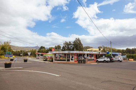 Téléchargez les photos : GEEVESTON AUSTRALIE - 25 FÉVRIER 2024 : Vue sur la ville de Geeveston sur la péninsule sud dans la vallée de Huon, Tasmanie, Australie - en image libre de droit