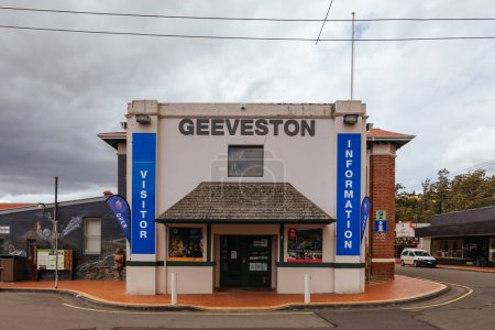 Téléchargez les photos : GEEVESTON AUSTRALIE - 25 FÉVRIER 2024 : Vue sur la ville de Geeveston sur la péninsule sud dans la vallée de Huon, Tasmanie, Australie - en image libre de droit